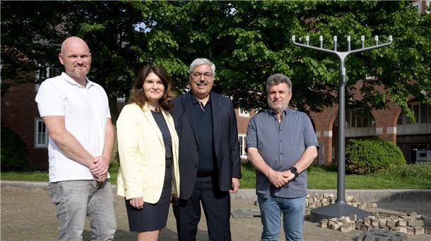 Ulf Klüsener (Architekturbüro Andreas Heller), Jana Kastens, Mircea Ionescu und Melf Grantz (von links) präsentierten am Dienstag die neu errichtete Chanukkia neben der Großen Kirche.