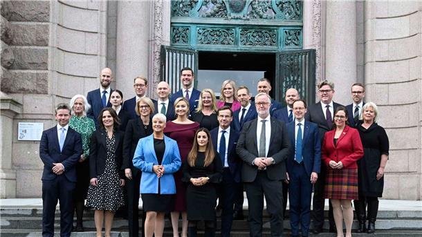 26-Jährige ist Klimaministerin in Schweden Ulf Kristersson (M, 2. Reihe), neuer Ministerpräsident von Schweden, steht mit den Mitgliedern seiner Regierung für ein Familienfoto vor dem Parlament. Nach acht Jahren unter sozialdemokratischer Führung rückt Schweden nach rechts.