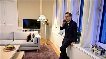 Ulf Kristersson, Ministerpräsident von Schweden, telefoniert, als er  im Regierungssitz in Stockholm die Information erhält, dass das ungarische Parlament für die Ratifizierung des schwedischen NATO-Beitritts gestimmt hat.