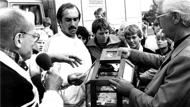 Uli Stielike, deutscher Nationalspieler von Real Madrid, muss beim Freundschaftsspiel in Bremerhaven Losfee spielen.