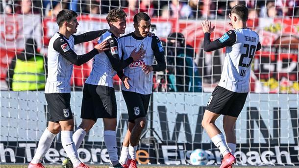Viererpack von Telalović: Ulm gewinnt Kellerduell mit 5:1 Ulm feiert: Der SSV beendete eine Serie von elf Spielen ohne Sieg.