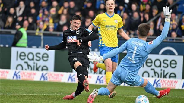 Remis im Kellerduell zwischen Braunschweig und Ulm Ulms Aaron Keller (l) scheitert an Braunschweigs Torwart Ron-Thorben Hoffmann.