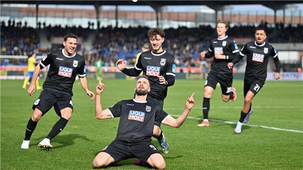 Remis im Kellerduell zwischen Braunschweig und Ulm Ulms Lucas Röser jubelt nach seinem Führungstreffer.