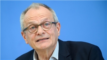 Ulrich Lilie, Präsident der Diakonie Deutschland, rückt in der Diskussion um die Kindergrundsicherung die mittel- und langfristigen Belastungen in den Fokus.