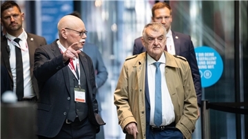 Zwi Männer beraten sich.