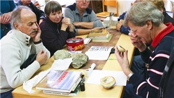 Ulrich Schliemann (rechts) ist behilflich, wenn Besucher beim Expertentag im Kreisarchiv mehr über geologische Funde wissen möchten.