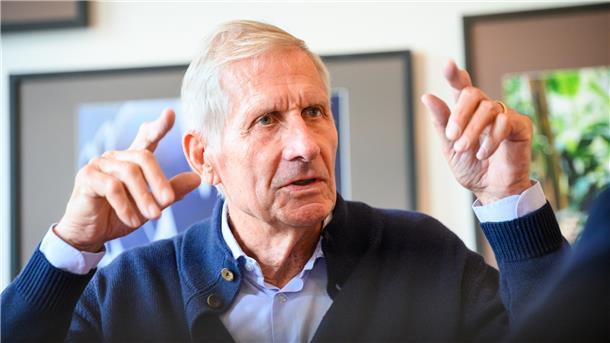 Ulrich Wickert, Journalist und Autor, gestikuliert während eines Interviews im Literaturhauscafé
