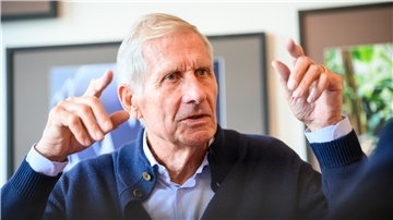 Ulrich Wickert, Journalist und Autor, gestikuliert während eines Interviews im Literaturhauscafé