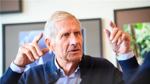 Weltmann mit kultureller Sendung - Ulrich Wickert wird 80 Ulrich Wickert, Journalist und Autor, während eines Interviews im Literaturhauscafé in Hamburg.