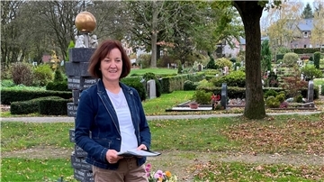 Ulrike Pape auf dem Selsinger Friedhof.
