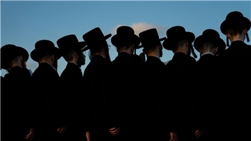 Ultraorthodoxe jüdische Männer beim Gebet auf einem Hügel bei Netanya.