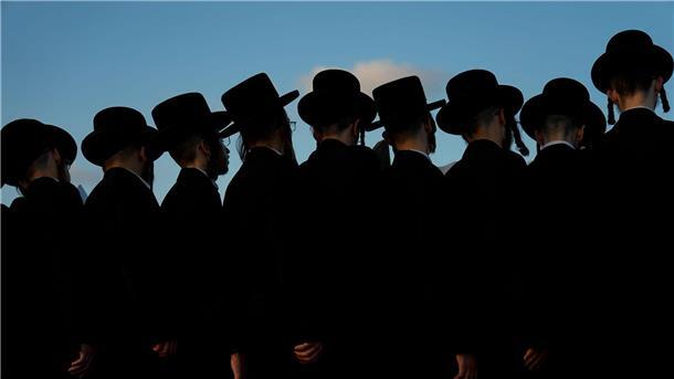Bericht: USA und Israel planen neues Treffen zu Offensive Ultraorthodoxe jüdische Männer beten während einer Zeremonie in Netanya. Israels Regierung steht unter Druck, die Befreiung der ultraorthodoxen Gemeinschaft vom Wehrdienst zu beenden.