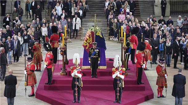 Um 11.44 Uhr (MESZ) wird der Sarg der Queen in einer Prozession am Montag von der Westminster Hall des Parlaments in die nahe Westminster Abbey gebracht.