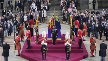 Um 11.44 Uhr (MESZ) wird der Sarg der Queen in einer Prozession am Montag von der Westminster Hall des Parlaments in die nahe Westminster Abbey gebracht.
