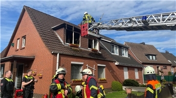 Um an den Brandherd im Obergeschoss des Hauses zu gelangen, musste die Feuerwehr eine Drehleiter einsetzen.