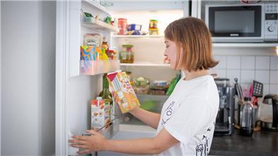 Um beim Einkaufen zu sparen, geht Judith Beusing mit dem Taschenrechner in den Supermarkt.
