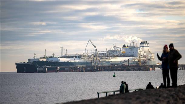 Chlor-Einsatz am LNG-Terminal in Wilhelmshaven rechtmäßig Um den Einsatz von Chlor bei der Reinigung des schwimmenden LNG-Terminals in Wilhelmshaven gibt es seit Jahren Streit. Nun hat das Bundesverwaltungsgericht entschieden, dass der Einsatz rechtmäßig ist. (Archivbild)