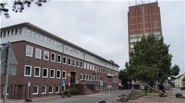 Blick auf das Nordenhamer Rathaus mit dem maroden Rathausturm. 