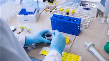 Hände in Handschuhen, Laborsituation
