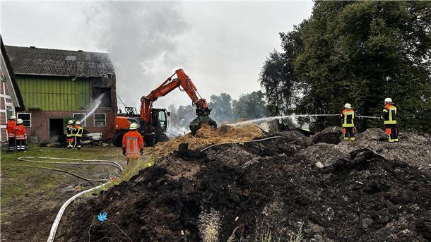 Brand in Ostendorf: Feuerwehr verhindert Übergreifen auf weitere Gebäudeteile Um die Löscharbeiten zu unterstützen, wurde ein Bagger eingesetzt, um brennendes Stroh und Gebäudeteile auseinanderzuziehen und restliche Glutnester effektiv ablöschen zu können.
