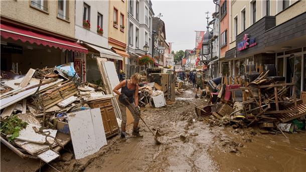 Nach dem Unwetter in Rheinland-Pfalz/Ahrweiler: Anwohner und Ladeninhaber versuchen, ihre Häuser vom Schlamm zu befreien. 