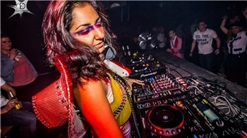 Um ihr Studium zu finanzieren, arbeitet Mahssa Dadari als Techno-DJ. Jetzt ist die Nordenhamerin Lehrerin an der Grundschule in Friedrich-August-Hütte.
