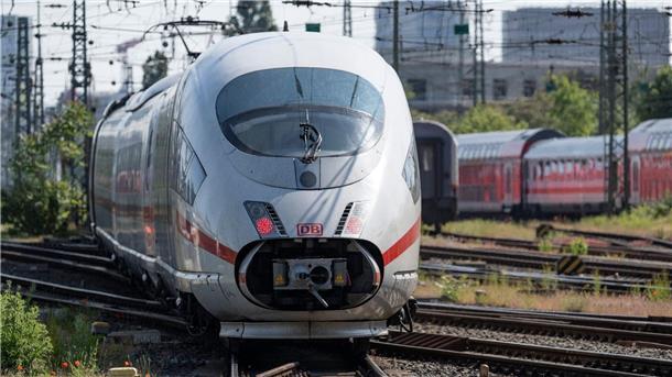 DB-Fernverkehrszüge wieder deutlich unpünktlicher Um Pünktlichkeit langfristig zu verbessern, plant die Bahn ab Juli 2024 umfassende Generalsanierungen wichtiger Strecken.