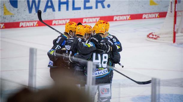 Pinguins fegen die Schwenninger Wild Wings aus der Halle Umarmung der Pinguins-Spieler nach dem 2:0 gegen die Wild Wings.