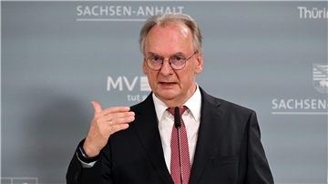 „Umfragen sprechen eine eindeutige Sprache. Die Menschen fragen sich: Ist meine Lebensgrundlage wirklich weiter gesichert oder könnte es mir noch einmal den Boden unter den Füßen wegziehen?“, sagt Reiner Haseloff (CDU), Ministerpräsident von Sachsen-Anhalt.