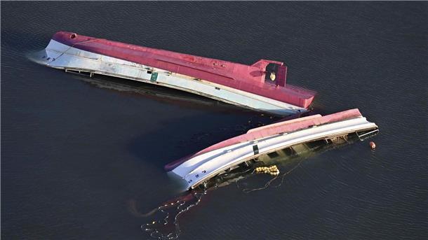 Erdbeben in Japan: Zahl der Todesopfer steigt weiter Umgekippte Fischerboote liegen in einem Hafen in der Präfektur Ishikawa.