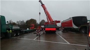 Umgeladen werden mussten einige Teile, weil die Zugmaschine für den Transport nicht geeignet war.