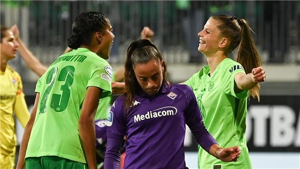 „Stolz auf Tabs“: Nationalspielerin trifft nach Babypause Umjubeltes Comeback: Tabea Sellner (r) freut sich über ihr Tor für den VfL Wolfsburg.