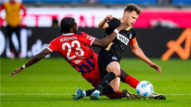 Relegations-Spektakel: „El Dorfico“ wird zum Nervenkrimi Umkämpfte Relegation: Heidenheims Omar Traoré (l) gegen Elversbergs Robin Fellhauer.