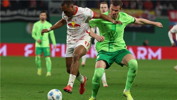 Seskos erlösender Elfmeter: Leipzig im Halbfinale Umkämpftes Spiel: Leipzigs Loïs Openda (l.) gegen Wolfsburgs Denis Vavro.