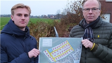 Ummo (rechts) und Maximillian Jürgens wollen das Land hinter der Hermann-Allmers-Straße und der Siedlung Hoddersdiek für 39 Wohnhäuser erschließen.