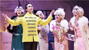Umschwärmter Operettenprinz: Tenor Christopher Busietta, hier in „Herzogin von Chicago", verlässt das Stadttheater Bremerhaven nach zwei Jahren. Foto Päckert