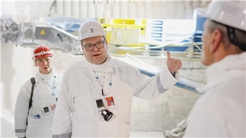 Umwelt Minister Christian Meyer (Mitte) von den Grünen freut sich über den ersten Antrag zur Bergung des Asse-Mülls. (Archivbild) 