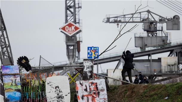 Polizei räumt Barrikade bei Lützerath Umweltaktivisten im Protestcamp unmittelbar an der Abrisskante des Braunkohletagebaus Garzweiler II.