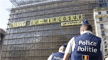 Umweltaktivistinnen und -aktivisten sind aus Protest gegen ein Handelsabkommen mit südamerikanischen Staaten auf das Gebäude des EU-Ministerrats geklettert. Sie brachten dort am Donnerstag Banner mit der Aufschrift „Stop EU Mercosur“ an.