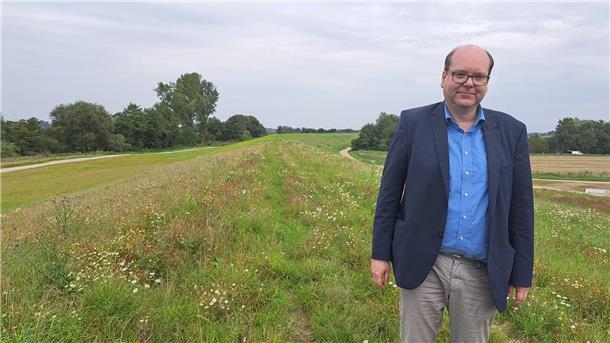 Umweltminister Christian Meyer (Grüne) macht auf seiner Sommertour auf dem Deich bei Wersabe Station.