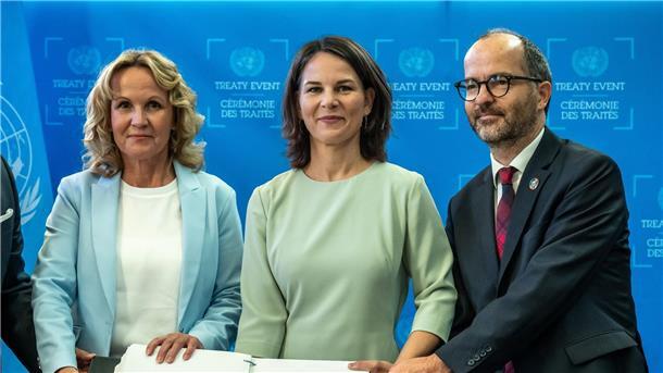 Bundesregierung unterzeichnet UN-Meeresschutzabkommen Umweltministerin Steffi Lemke und Außenministerin Annalena Baerbock (v.l., beide Grüne) mit Sebastian Unger, Meeresbeauftragter der Bundesregierung, nach der Unterzeichnung des Meeresschutzabkommens.