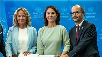 Umweltministerin Steffi Lemke und Außenministerin Annalena Baerbock (v.l., beide Grüne) mit Sebastian Unger, Meeresbeauftragter der Bundesregierung, nach der Unterzeichnung des Meeresschutzabkommens.