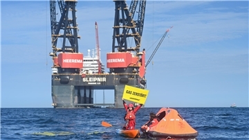 Eine Aktivistin von Greenpeace demonstriert auf der Nordsee vor einer Förderplattform gegen die Gasförderung.