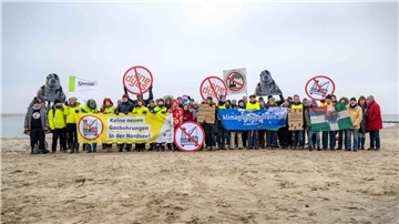 Umweltschützer und Insulaner demonstrieren am Weststrand von Borkum mit Bannern und Plakaten gegen die geplante Erdgasförderung.