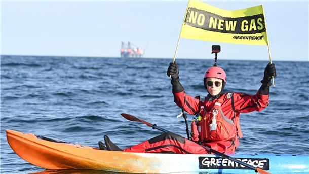 Umweltschützer von Greenpeace protestieren gegen die geplante Erdgasförderung in der Nordsee vor Borkum.