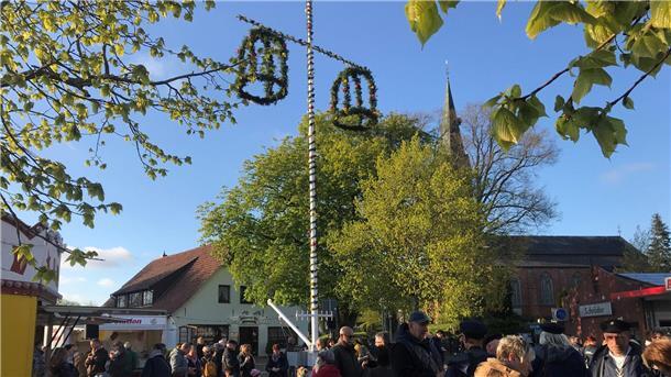 Umzug durch Burhave: Vom Atrium aus geht es mit dem Maibaum am Sonntagabend in Richtung Kirchplatz. Dort wird er dann aufgestellt.