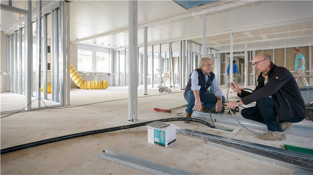 Umzug Kinderklinik ins Klinikum Bremerhaven: Hans Wittmar (links, Leiter Technik) und Siegfried Dresselhaus (Koordinator Baustelle) im Neubau.