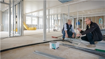 Umzug Kinderklinik ins Klinikum Bremerhaven: Hans Wittmar (links, Leiter Technik) und Siegfried Dresselhaus (Koordinator Baustelle) im Neubau.