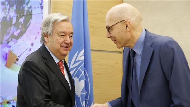 Elend in Gaza beschäftigt UN-Menschenrechtsrat UN-Generalsekretär António Guterres (l) und der UN-Hochkommissar für Menschenrechte, Volker Türk, begrüßen sich in Genf.