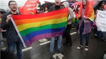 Unabhängige russische Medien weisen  darauf hin, dass die Richter nicht einmal klar gestellt hätten, wer genau in ihren Augen der „LGBT-Bewegung“ angehört.